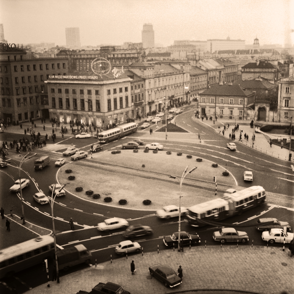 Jelcz 021, Jelcz AP02
Szalejące przegubowe ogórki różnej długości.

Foto: Jerzy Piasecki.
Zdjęcie jest własnością NAC.
Wszelkie prawa zastrzeżone.

Słowa kluczowe: 021 AP02 NowyŚwiatAlejeJerozolimskie 1968