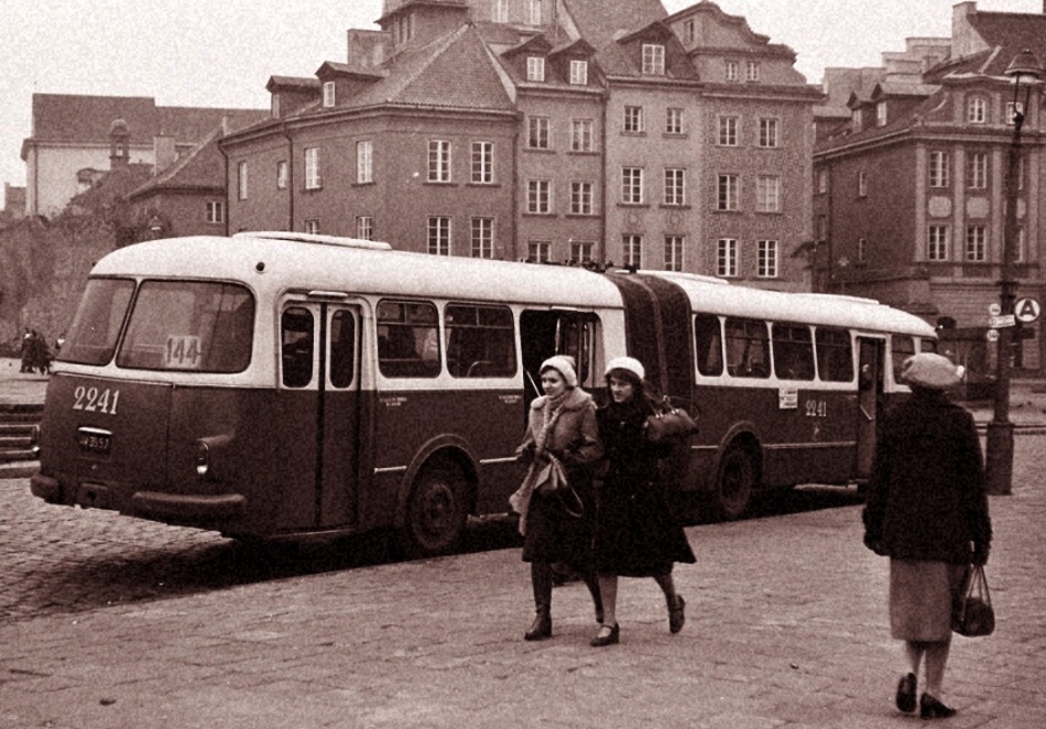 2241
Ogór po remoncie na CWSie z zielonym przegubem. Obrysówki dachowe rodem z Żuka.
Produkcja 1968, R7, kasacja 23.03.1979
Słowa kluczowe: 021 2241 PlacZamkowy 144 Lata70