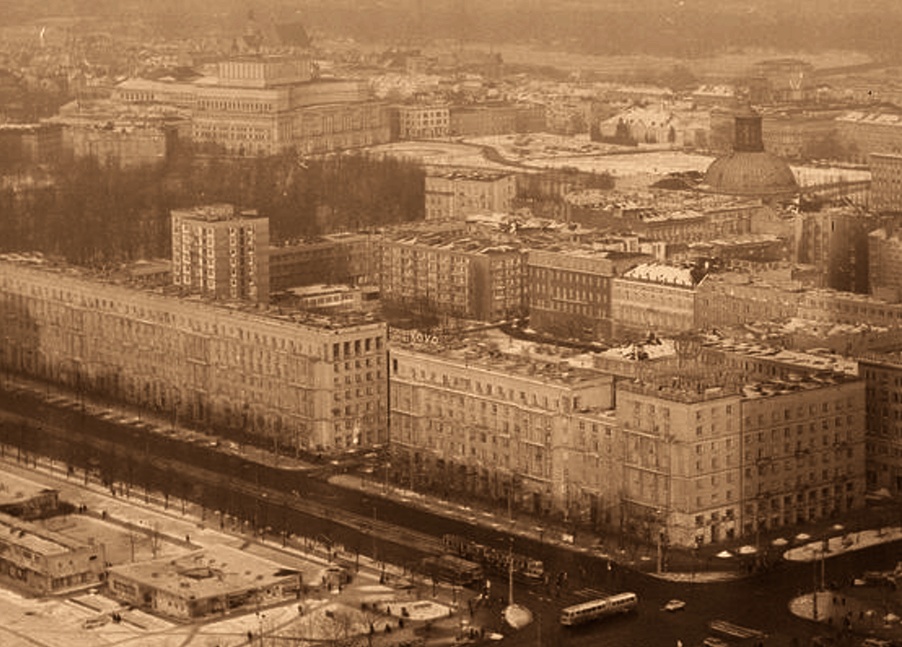 Jelcz 021
Ogór z perspektywą na Plac Zwycięstwa/Piłsudskiego.
Słowa kluczowe: AP021 ŚwiętokrzyskaMarszałkowska 1974