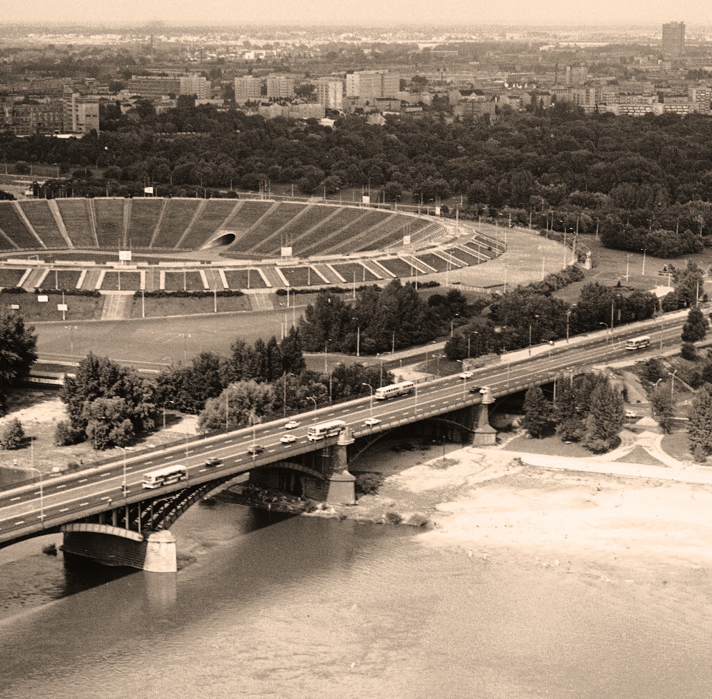 JelczAP021
Przegubowiec podąża do centrum. Berliety na Pragę.

Foto: Lech Zielaskowski.
Zdjęcie jest własnością NAC.
Wszelkie prawa zastrzeżone.

Słowa kluczowe: AP021 MostPoniatowskiego 1976