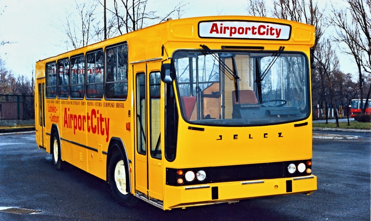 93
Przygotowany do wożenia pasażerów na Lotnisko Okęcie.
W tle 56 zjechał ze 122.

Źródło: MZA.
Słowa kluczowe: L11 93 AirportCity ZajezdniaInflancka 1994