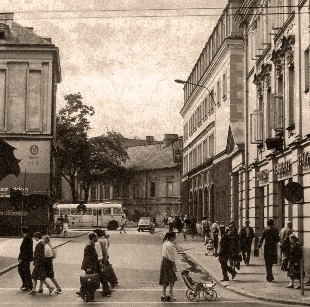 1145
Lubelski ogórek w centrum. Kremowy.
Może JP określi linię?
Słowa kluczowe: MEX272 1145 KrakowskiePrzedmieściePijarska Lublin 1980