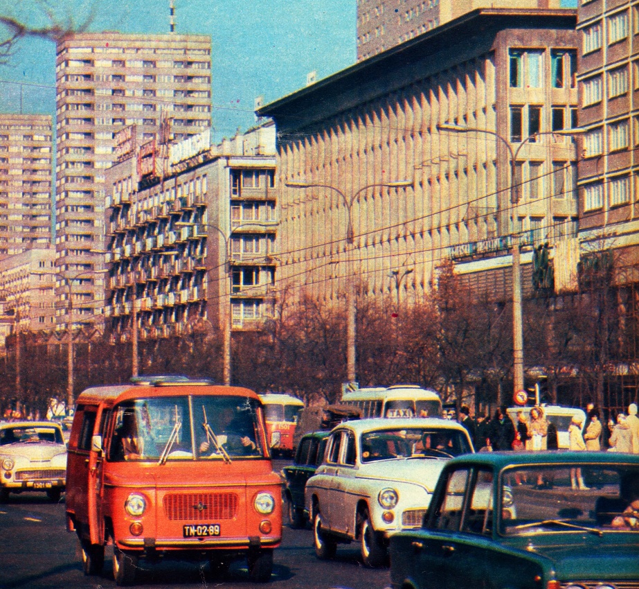 1501
Przed naszym ulubionym gmachem z makietą kolejki PiKO. Centralna Składnica Harcerska, obok Tokaj. Zatem pełny zestaw rozrywkowy.
1501: produkcja 1971, R9, od września 1979 R11, skasowany w 1980.
A jaką to marszałkowską  linię wówczas Kleszczowa obsługiwała?
Dla podpowiedzi: zdjęcie pochodzi z pierwszej połowy 1974 roku. Sporo linii było wówczas na objazdach...
Słowa kluczowe: MEX272 1501 Marszałkowska 1974