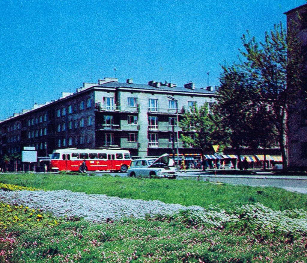 Jelcz MEX272
Ogórek z pierwszych dostaw (1963-64) przemyka ulicami Żoliborza.
A którymi?
Słowa kluczowe: MEX272 SłowackiegoKrechowiecka 1969