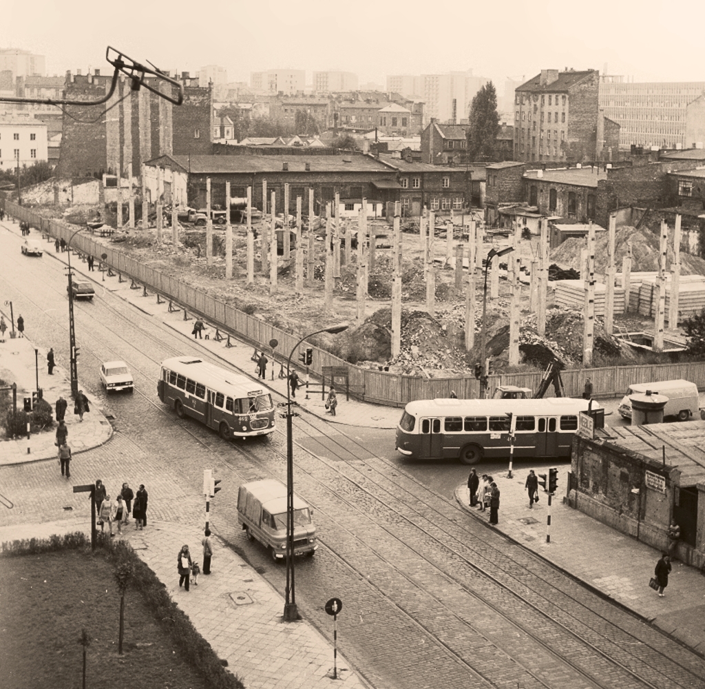 462, 463
Dawne inflanckie ogórki świeżo w służbie Redutowej. 463 już zdążyli błotniki nad nadkolami pomazać na czarno, co było niestety częstą praktyką na Redutowej.
462: produkcja 1969, WW4941, R5, od 3.06.1974 R6, skasowany w sierpniu 1977.
463: produkcja 1969, WW4946, R5, od 3.06.1974 R6, skasowany w listopadzie 1977.

Foto: Grażyna Rutowska.
Zdjęcie jest własnością NAC.
Wszelkie prawa zastrzeżone.

Słowa kluczowe: MEX272 462 355 463 155 ŻelaznaGrzybowska 1974