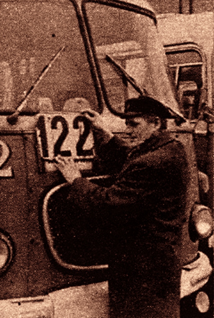 52
Milioner.
Uwidoczniony kierowca z Redutowej to pan Jan Ozimkiewicz, pracujący w MZK od 1946 roku, który to  przejechał wówczas milion kilometrów. 
W 1969 roku otrzymał do pracy widoczny pojazd o numerze 52.
Słowa kluczowe: MEX272 52 122 ZajezdniaRedutowa 1972
