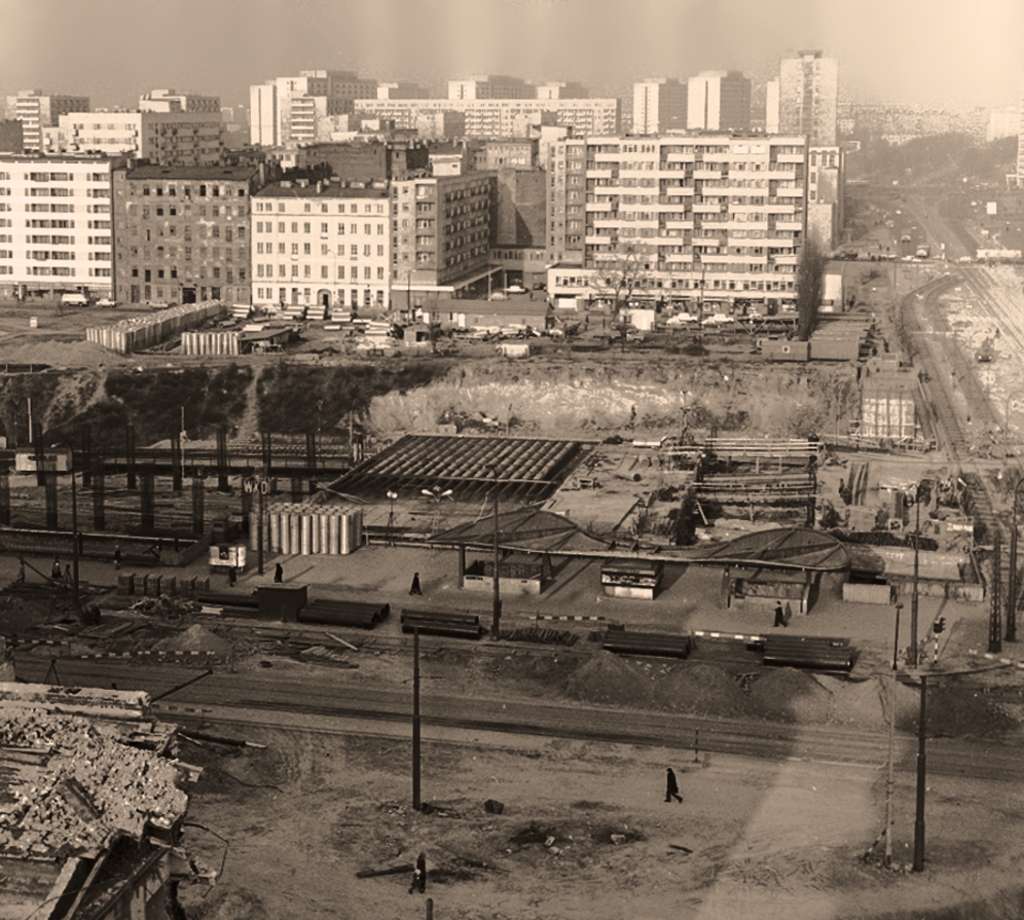 JelczMEX272
Objazdy podczas 1100-dniowej budowy Dworca Centralnego. Ogórek jadąc Złotą przecina Chałubińskiego.

Foto: Grażyna Rutowska.
Zdjęcie jest własnością NAC.
Wszelkie prawa zastrzeżone.

Słowa kluczowe: MEX272 ChałubińskiegoZłota 1974