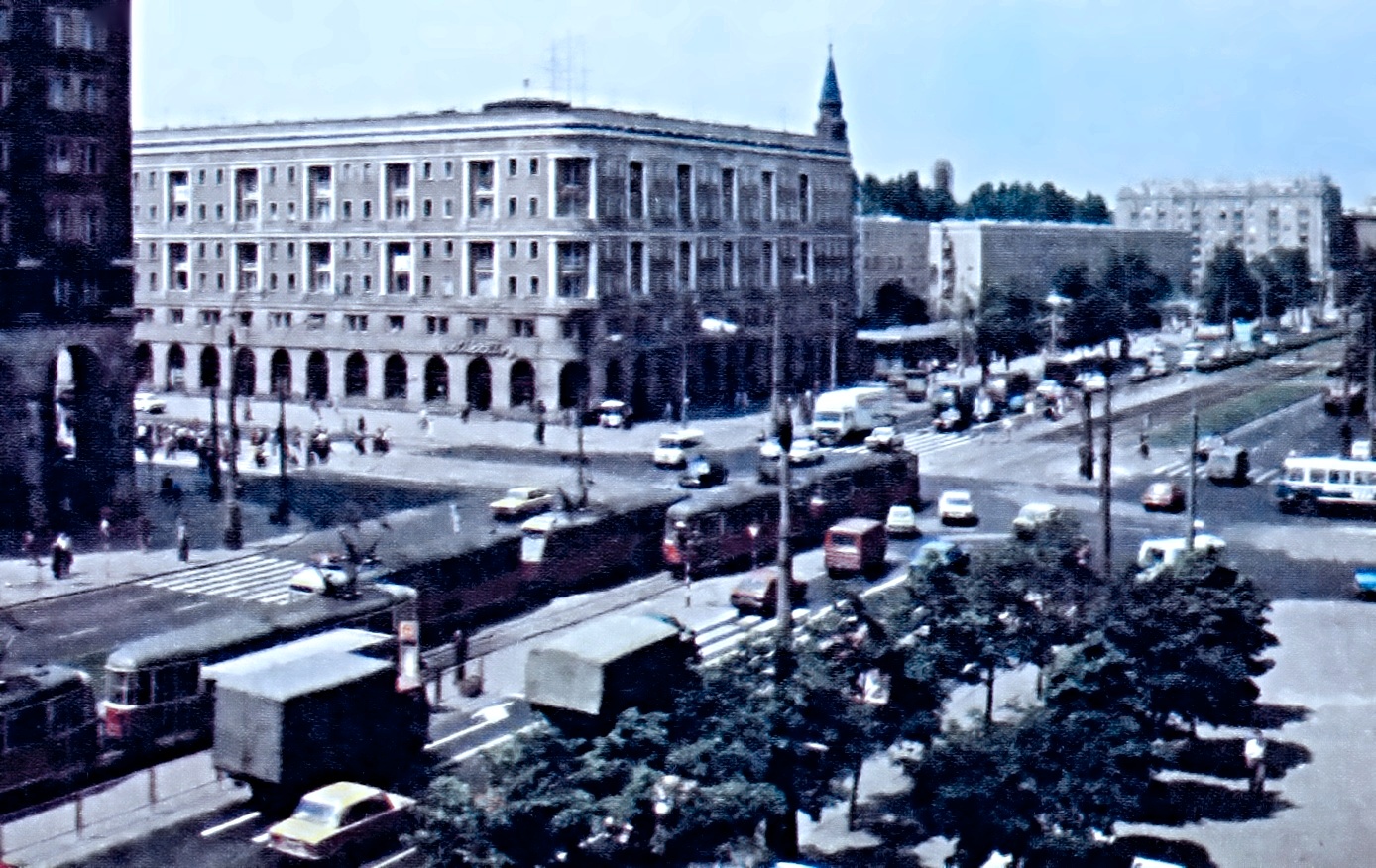 JelczMEX272, Wagon13N
Z prawej wyjeżdża Nauka Jazdy MZK.

Foto: Janusz Pokorski.
Słowa kluczowe: MEX272 NaukaJazdy Wagon13N MarchlewskiegoŚwierczewskiego 1980