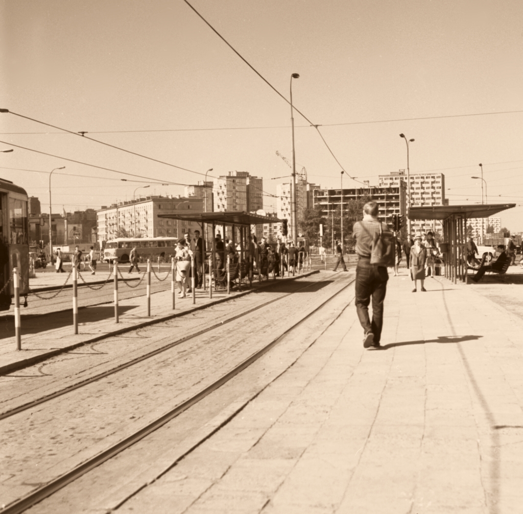 Jelcz MEX272
Ogórek przecina Plac Zawiszy.

Foto: Jerzy Piasecki.
Zdjęcie jest własnością NAC.
Wszelkie prawa zastrzeżone.

Słowa kluczowe: MEX272 PlacZawiszy 1967