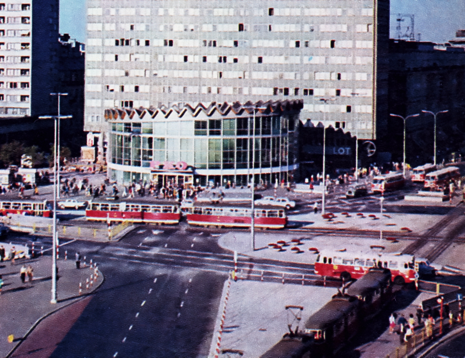 JelczMEX272, Wagon13N
Foto: Józef Kicman.
Słowa kluczowe: MEX272 Wagon13N MarszałkowskaAlejeJerozolimskie 1971