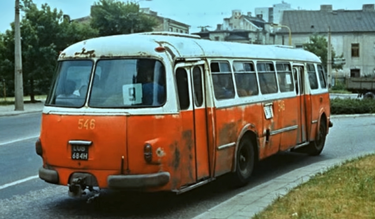 546
Już dawno temu po NG w LZNS. Obrysówki dachowe klasycznie po owym remoncie od SANa. Zupełnie jak odbudowywane w LZNS warszawskie 17xx i 18xx. 
Ucięto już także pięciocyfrowe taborówki. Ciekawa historia.
Niestety ogórek połamany zupełnie i zgniły.
Słowa kluczowe: MEX272 546 9 GŁęboka Lublin 1984