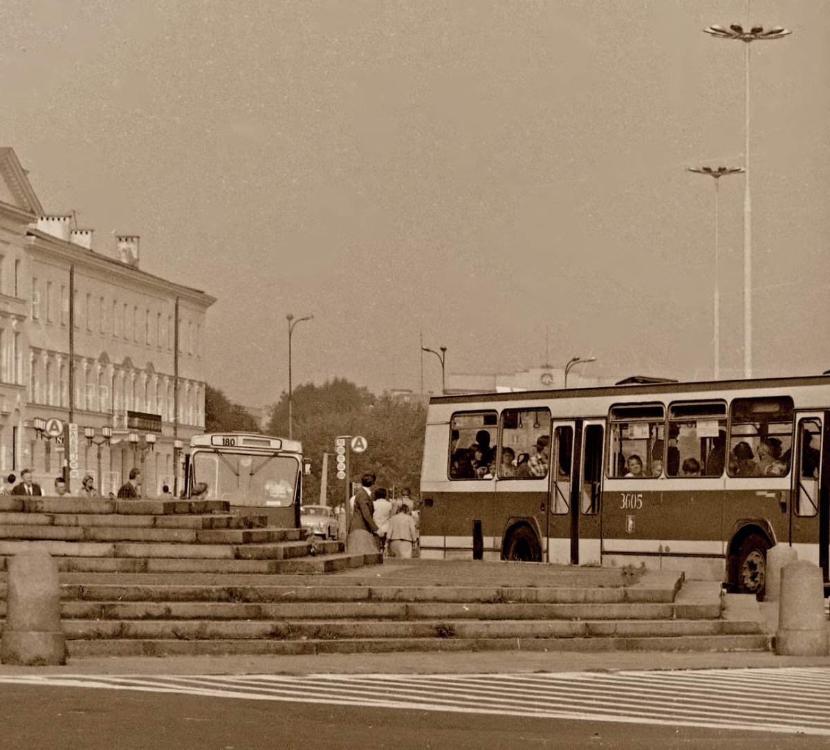 3605
3605: produkcja 1975, WW6079, R5, kasacja 18.11.1980.
Ta czcionka taborowa wkrótce wyląduje na nowych, inflanckich Ikarusach.

Foto: Grażyna Rutowska.
Zdjęcie jest własnością NAC.
Wszelkie prawa zastrzeżone.


Słowa kluczowe: PR100 3605 A PlacBankowy 1979