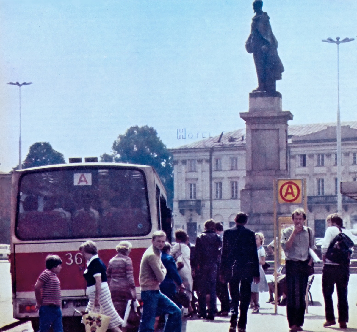 361x 
Produkcja 1976, R5.
Słowa kluczowe: PR100 361x A PlacDzierżyńskiego(PlacBankowy) 1978