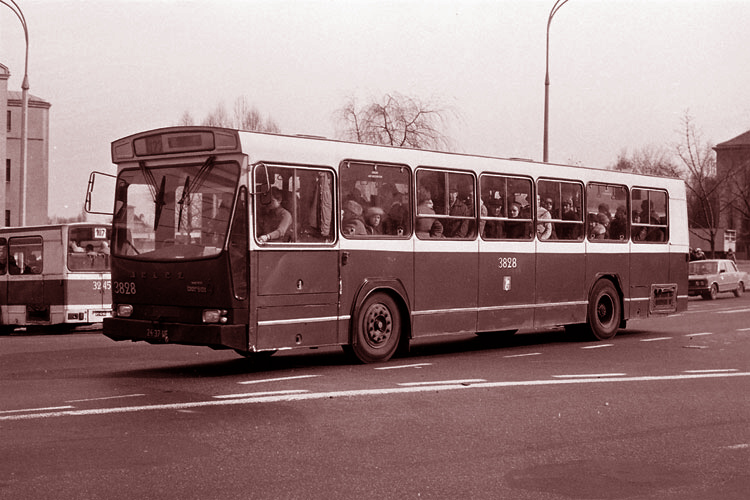 3828
To zdjęcie, dedykuje Maćkowi Turkowskiemu, który nie kojarzy pomalowanego do ziemi Berlieta.
Remont wykonano na CWSie w 1979 roku. Wykorzystano żółte tramwajówki jako numery taborowe. Autobus był kremowo-wiśniowy z czarnymi zderzakami.
3828: produkcja 1976, 2437WE, R10, od 31.01.1980 R5, skasowany w sierpniu 1983.
3245: produkcja 1975, R9, kasacja 1980.
Słowa kluczowe: PR100 3828 3245 PlacTrzechKrzyży 1980