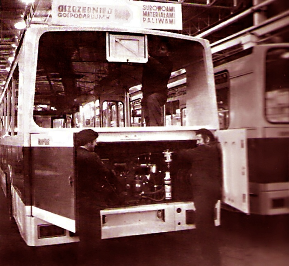 Jelcz PR100
Autobusy przeznaczone dla Warszawy na taśmie produkcyjnej w Jelczu.
Słowa kluczowe: PR100 Jelcz 1975