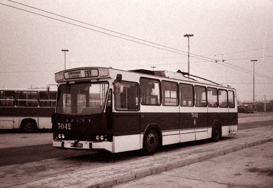 T042
Jeden z czterech testerów (zakres od T041 do T044) odpoczywa w Zajezdni Piaseczno.
Jeżdził po warszawie w latach 1983 - 1986.
Słowa kluczowe: PR110E T042 ZajezdniaPiaseczno Lata80