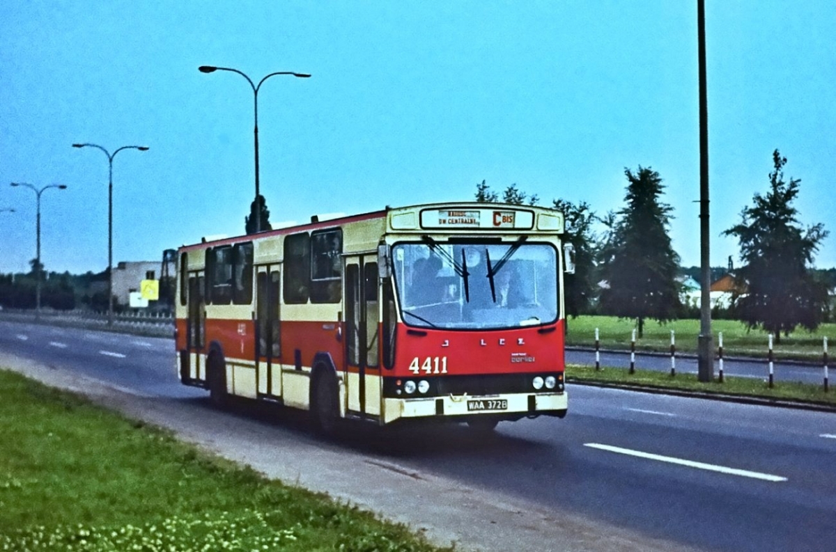 4411
Roczny autobus a już z kierunkowskazami pozyskanymi od ogórka...

4411: produkcja 1977, WAA372B, R10, odbudowa w sierpniu 1979 w JZS, 12.09.1983 przekazany na R8(Pożarowa) jako 4362.


Z archiwum MZA.
Słowa kluczowe: PR110 4411 Cbis Płowiecka 1978