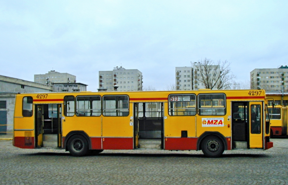 4297
W zajezdni na Chełmskiej.

Foto: Andrzej Neuman MZA.
Słowa kluczowe: 120MM 4297 513 ZajezdniaChełmska 2001