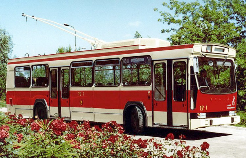 3207 jako 12-1
Oto prototyp trolejbusu publikowany za zgodą Autora projektu - Janusza Bosakirskiego.
Słowa kluczowe: PR100E 12-1 CWS 1979