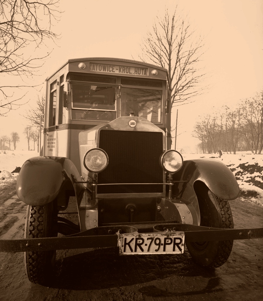 Lancia
Na trasie do Krakowa. Ówczesny lokalny "PKS".

Zdjęcie jest własnością NAC.
Wszelkie prawa zastrzeżone.


Słowa kluczowe: Lancia Katowice-KrólewskaHuta 1932