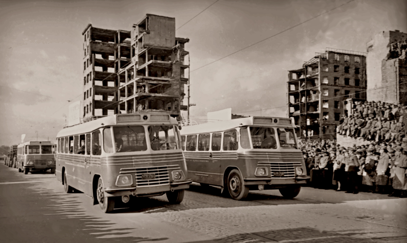 LeylandLOPS3/1
PKS-y na paradzie. Nadwozia tych autokarów wykonano w WSK Mielec według projektu inż. Panczakiewicza na angielskich podwoziach wyposażonych w silniki Leyland. Kierownica już po dobrej stronie.

Zdjęcie jest własnością NAC.
Wszelkie prawa zastrzeżone.

Słowa kluczowe: LeylandLOPS3/1 PKS Marszałkowska 1947