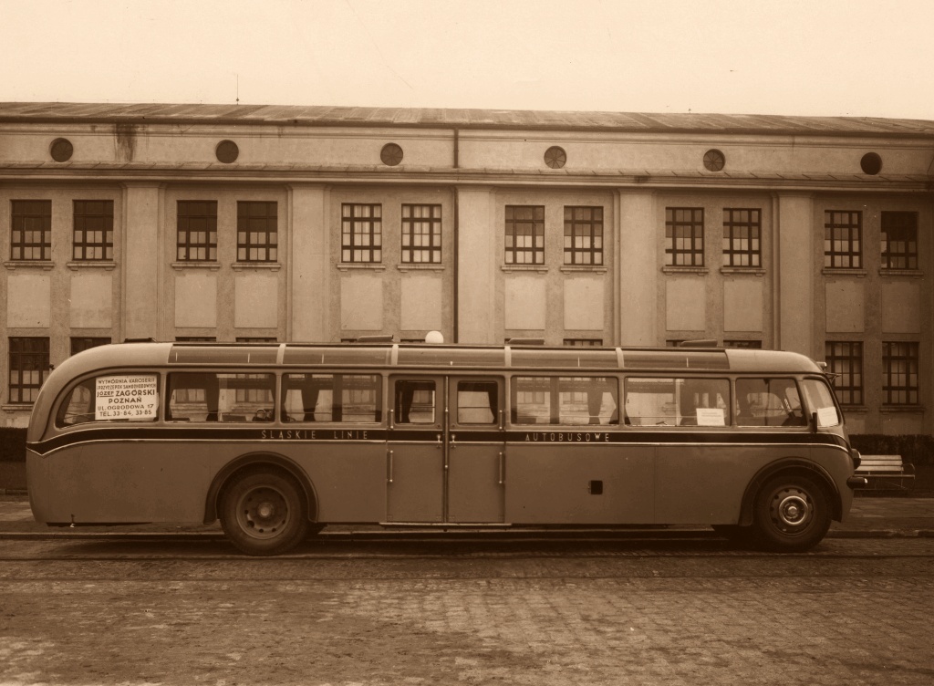 Leyland WKPS Zagórski
Wówczas był luksusowym autobusem. Pneumatyka, skóra na siedzeniach, panoramiczny dach...

Zdjęcie jest własnością NAC.
Wszelkie prawa zastrzeżone.



Słowa kluczowe: LeylandWKPSZagórski SLA Katowice 1938