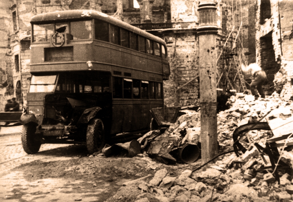 Leyland Titan
Podarowany grat w końcu padł.
Za to po prawej rozpaczliwy skok postaci z ruin kościoła.

Foto Stefan Rassalski.
Zdjęcie jest własnością NAC.
Wszelkie prawa zastrzeżone.
Słowa kluczowe: LeylandTitan L SenatorskaBielańska 1946