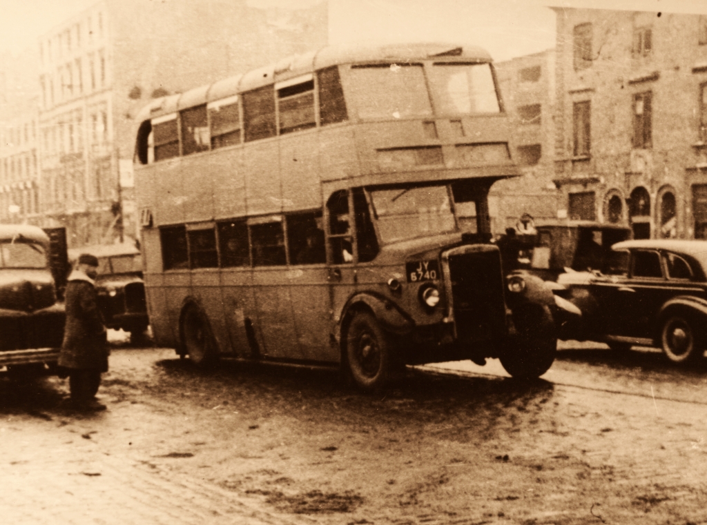 Leyland Titan
Rozsypujący się dar z londyńskiego demobilu.

Foto: Stefan Rassalski.
Zdjęcie jest własnością NAC.
Wszelkie prawa zastrzeżone.
Słowa kluczowe: LeylandTitan AlejeJerozolimskie 1946