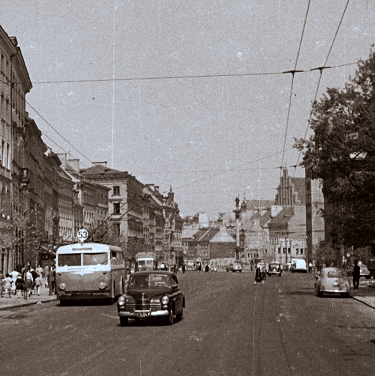 57
57: produkcja 1951, R8(Łazienkowska), kasacja 1959.

Foto: Zbyszko Siemaszko.
Zdjęcie jest własnością NAC.
Wszelkie prawa zastrzeżone.

Słowa kluczowe: LowaW601 57 53 KrakowskiePrzedmieście 1958