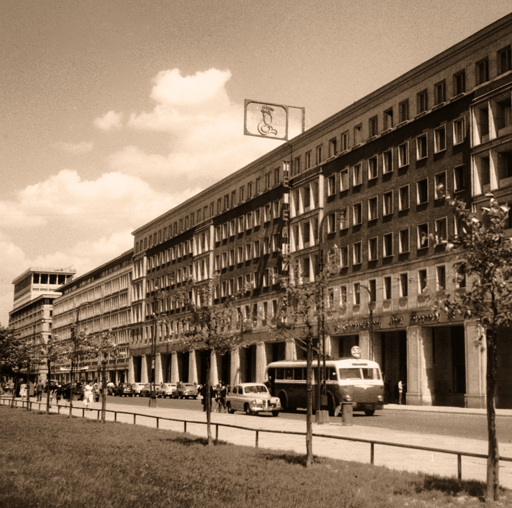 58
NRD-owski trolejbus na Kruczej.
58: produkcja 1952, R8(Łazienkowska), od 1960 R9, skasowany w 1965.

Foto: Zbyszko Siemaszko.
Zdjęcie jest własnością NAC.
Wszelkie prawa zastrzeżone.

Słowa kluczowe: LowaW602 58 53 Krucza 1964