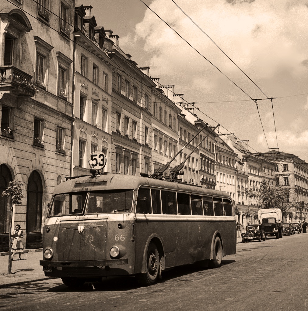 66
Lowy były szare na dachu, zielone na burtach z białym podokiennym pasem (podobnie jak w Saurerach kursujących po Warszawie w latach 90). Produkowano je w NRD, konstrukcja wywodziła się jeszcze sprzed wojny. Udoskonalona trafiła na początku lat 50-tych do Warszawy.
66: produkcja 1952, kasacja 1965.

Foto: Zbyszko Siemaszko.
Zdjęcie jest własnością NAC.
Wszelkie prawa zastrzeżone.

Słowa kluczowe: LowaW602 66 53 KrakowskiePrzedmieście 1958