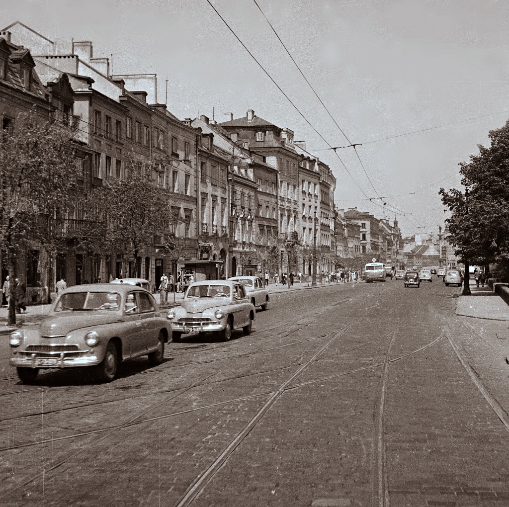 67
W602: produkcja 1952, R8(Łazienkowska), kasacja 1965.

Foto: Zbyszko Siemaszko.
Zdjęcie jest własnością NAC.
Wszelkie prawa zastrzeżone.

Słowa kluczowe: LowaW602 67 53 KrakowskiePrzedmieście 1964