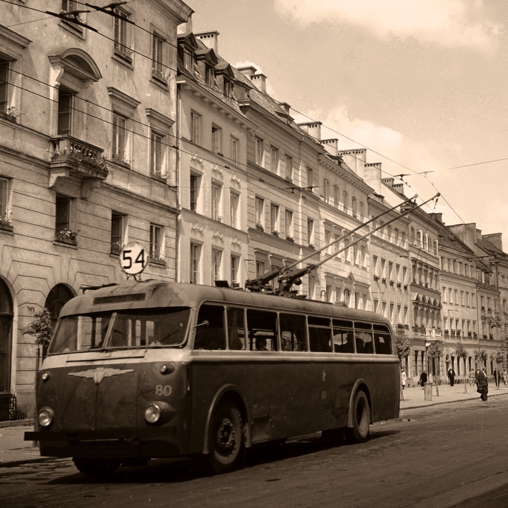 80
80: produkcja 1953, kasacja 1965.

Foto: Zbyszko Siemaszko.
Zdjęcie jest własnością NAC.
Wszelkie prawa zastrzeżone.

Słowa kluczowe: LowaW602 80 54 KrakowskiePrzedmieście 1958