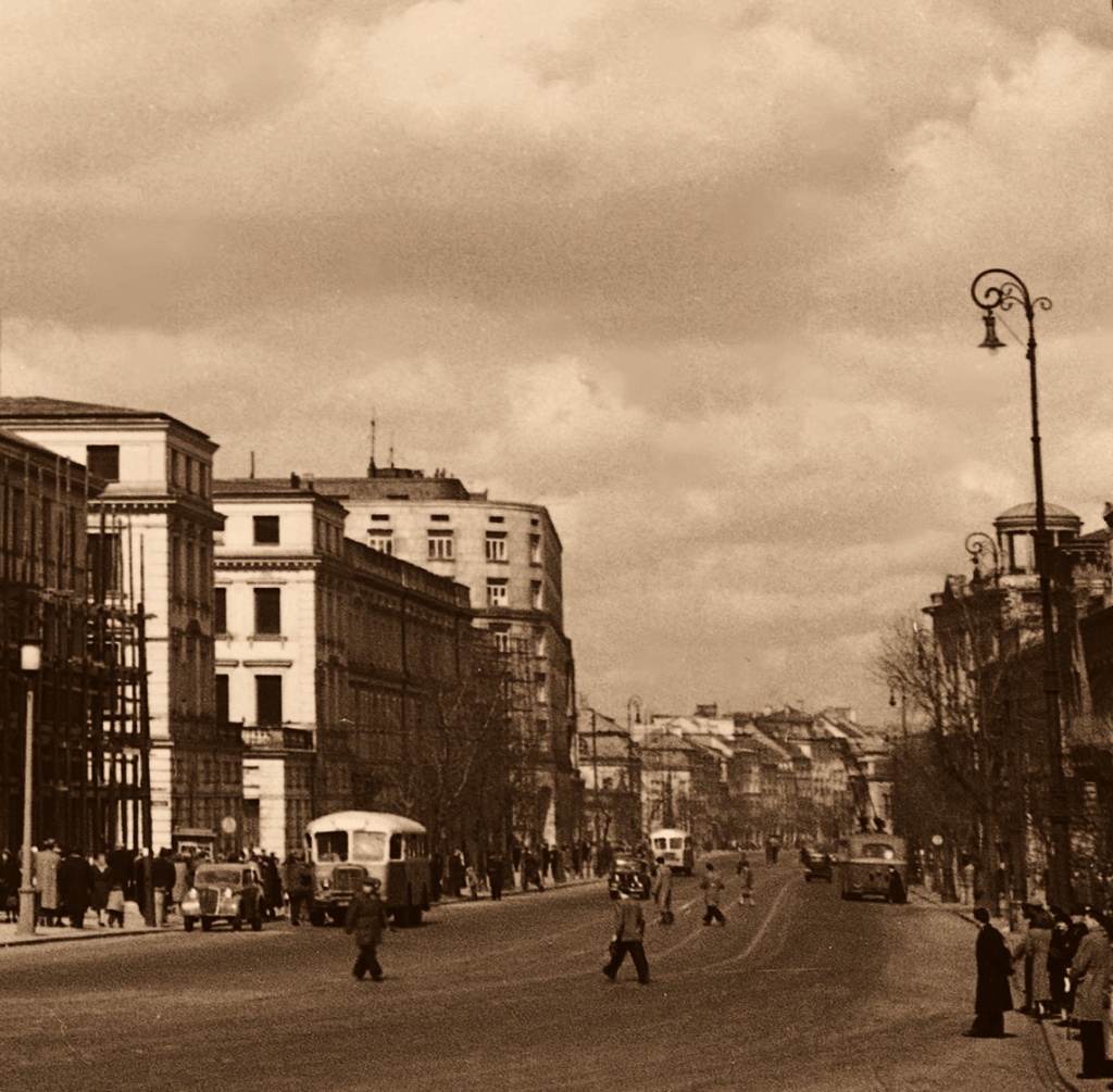 LowaW602
Foto: Zbyszko Siemaszko.
Zdjęcie jest własnością NAC.
Wszelkie prawa zastrzeżone.

Słowa kluczowe: LowaW602 KrakowskiePrzedmieście 1954