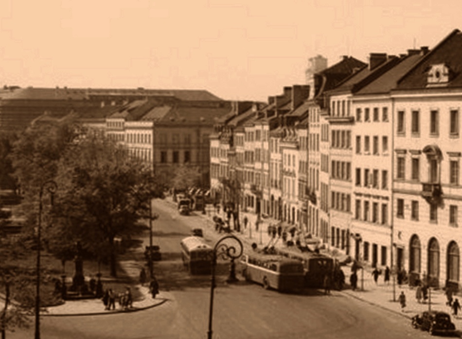 LowaW602
Omijająca Vetrę Lowa Na Krakowskim Przedmieściu.
Słowa kluczowe: W602 KrakowskiePrzedmieście 1954