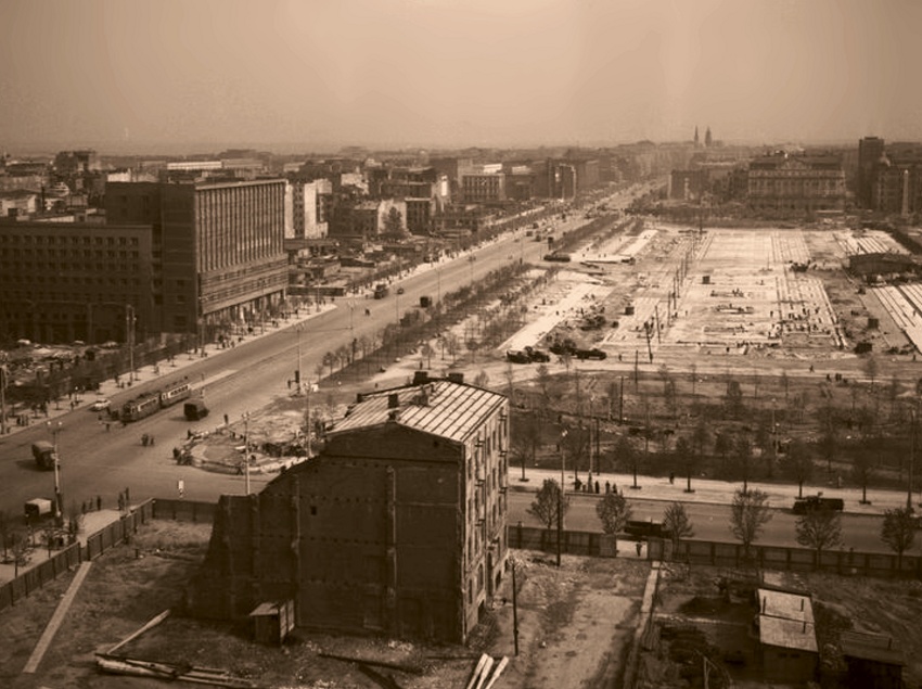 Wagon F
Drugie ujęcie z PASTy, tym razem z 1955 roku. Kamienica na pierwszym planie gotowa do rozbiórki.
Słowa kluczowe: WagonF Marszałkowska 1955