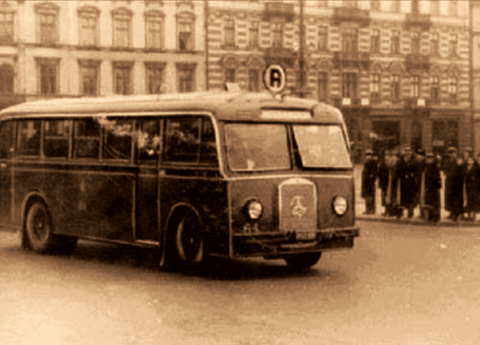 64
Oryginalny, karosowany w Niemczech toporny Mercedes-Benz.
Słowa kluczowe: Mercedes-Benz 64 A PlacPiłsudskiego 1938 Lata30