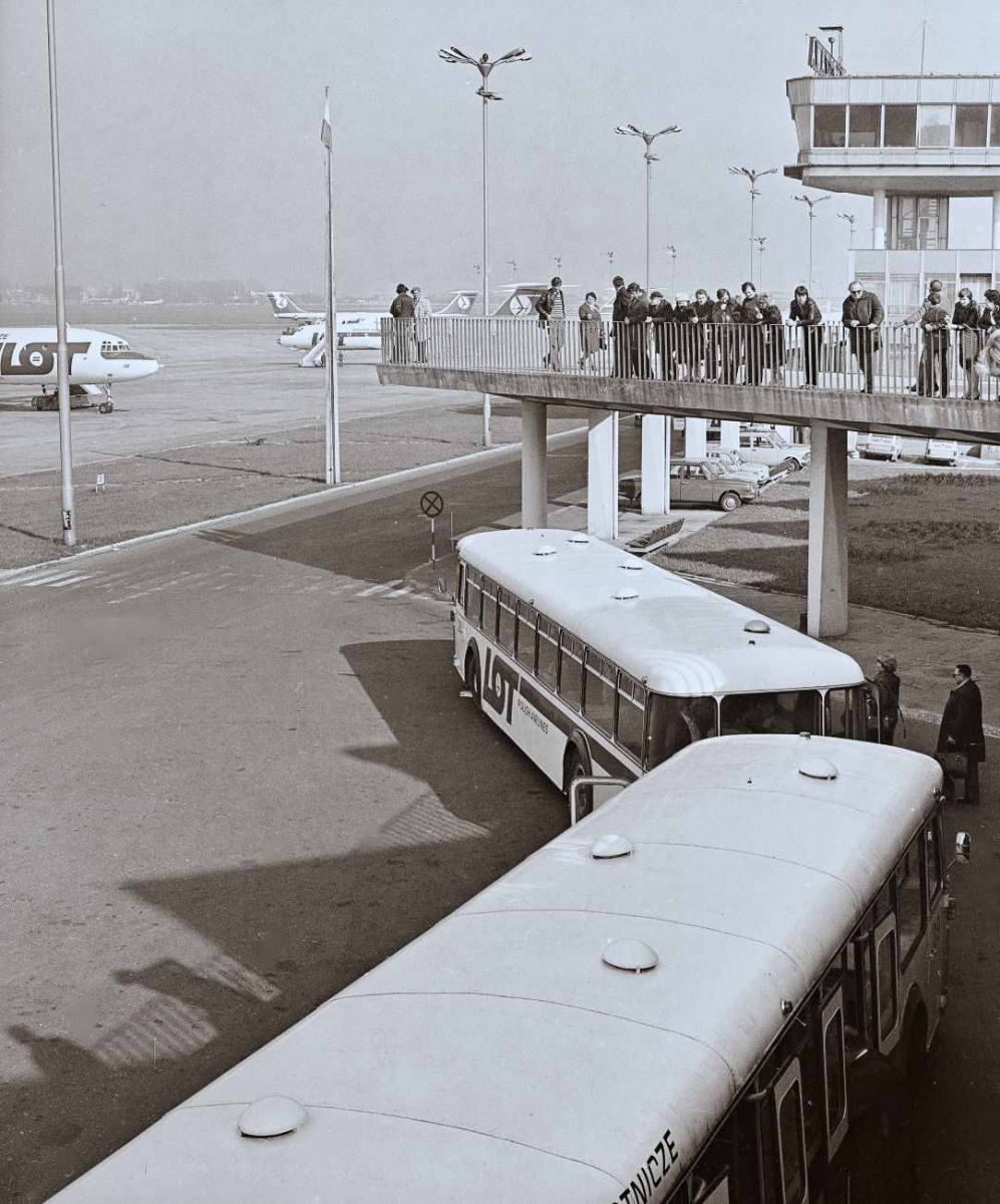 28, 29
Foto: Lech Zielaskowski.
Zdjęcie jest własnością NAC.
Wszelkie prawa zastrzeżone.

Słowa kluczowe: NeoplanNH11TR 28 29 LOT LotniskoOkęcie 1978