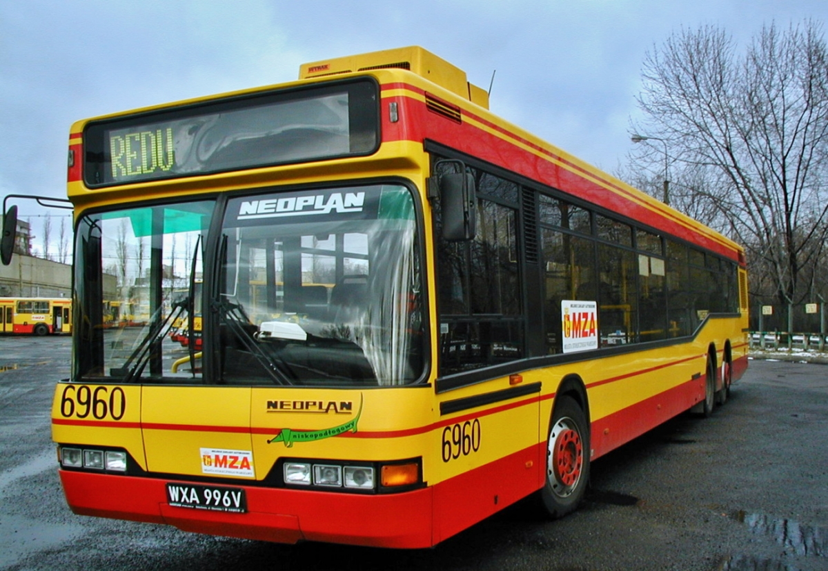 6960
Foto: Andrzej Neuman MZA

Modyfikacja zdjęć Omni-Bus.
Słowa kluczowe: N4020 6960 ZajezdniaRedutowa 2001