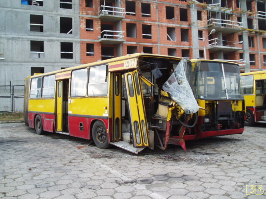 2107
Precyzyjne wyciąganie pojazdów z parkingu spowodowało co widać
Słowa kluczowe: Ik280 2107 Ik280 2696 ZajezdniaRedutowa 2008