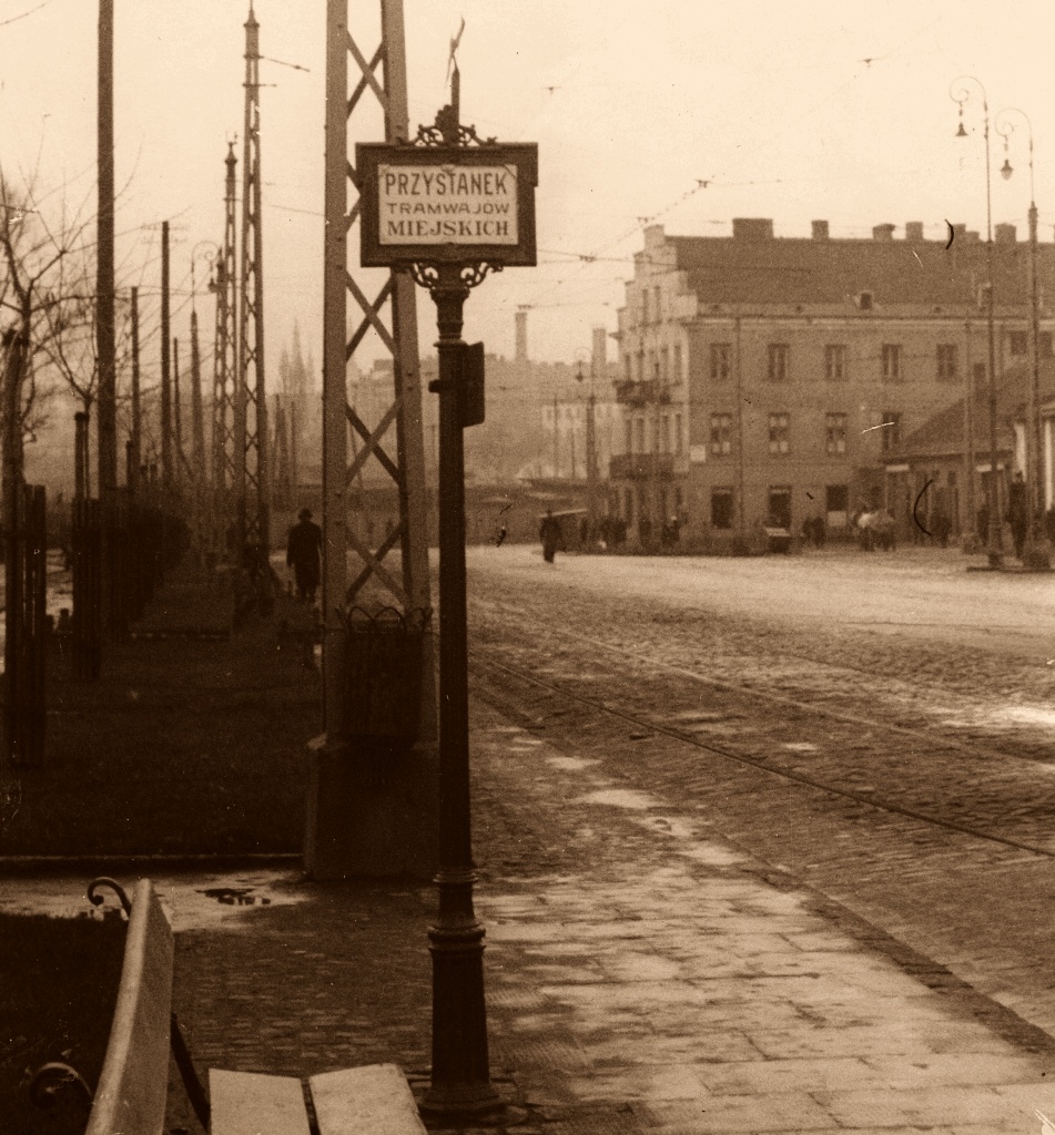 Przystanek Tramwajowy
Przystanek obok zajezdni.
Odlewane wzornictwo na tle dzisiejszych wymysłów powala.

Zdjęcie jest własnością NAC.
Wszelkie prawa zastrzeżone.
Fot. Leon Jarumski
Słowa kluczowe: PrzystanekTramwajowy Puławska 1931