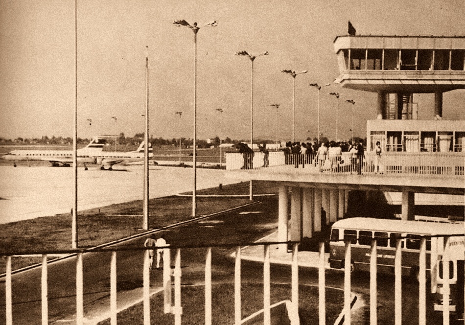 SAN H01
Międzynarodowy Dworzec Lotniczy w Warszawie w końcu lat 60-tych. Wówczas SAN-y dowoziły pasażerów na płycie lotniska do samolotów.
W głębi TU-134 i Ił-14 w barwach LOT-u.
Słowa kluczowe: SANH01 LOT Okęcie Lata60