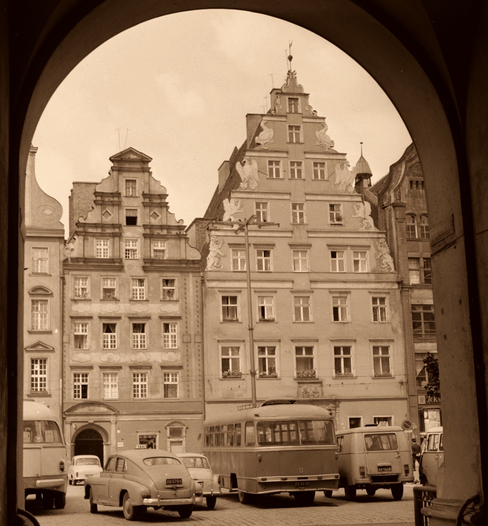 SANH27B
Na wrocławskim rynku. 
Obok SANa fragment Bałtyku.

Foto: Grażyna Rutowska.
Zdjęcie jest własnością NAC.
Wszelkie prawa zastrzeżone.

Słowa kluczowe: SANH27B RynekWrocław 1968