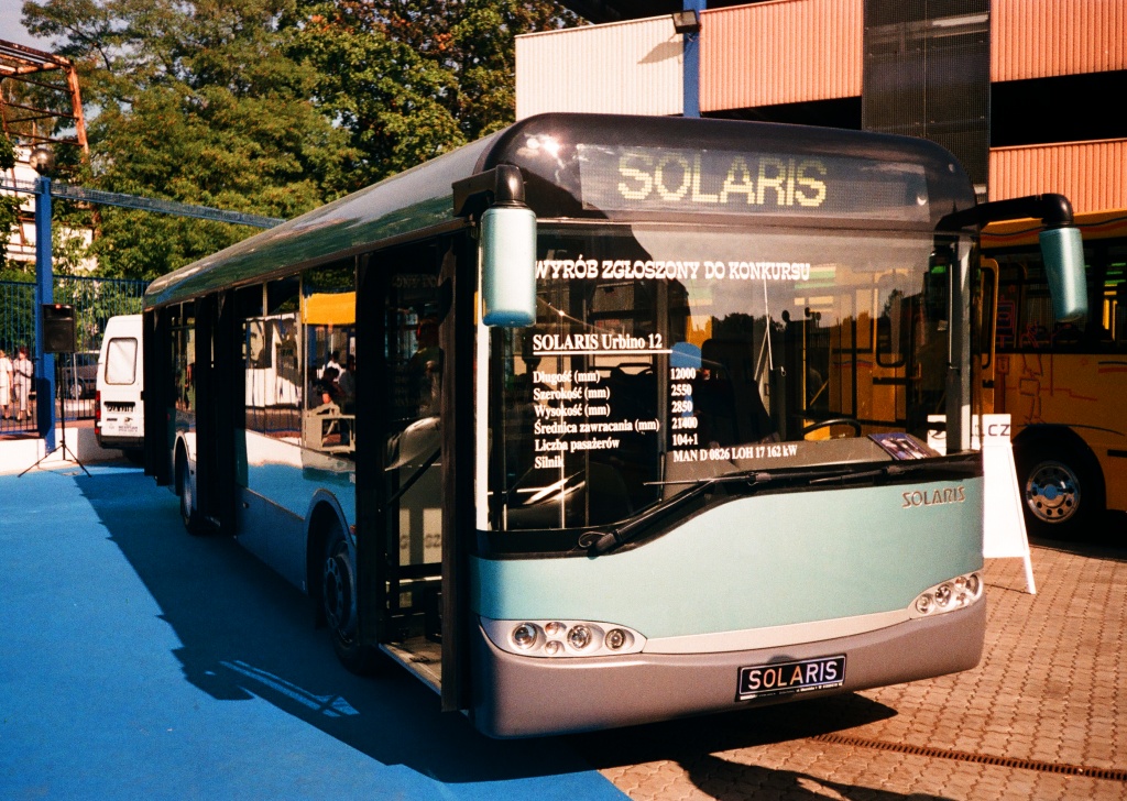 SU12
Prototyp Solaris SU12U na targach w Łodzi. 
Monolityczna, niedzielona ściana podszybia wyglądała fajnie...

Foto: Adam Stawicki.
Słowa kluczowe: SU12 TargiŁódź 1999