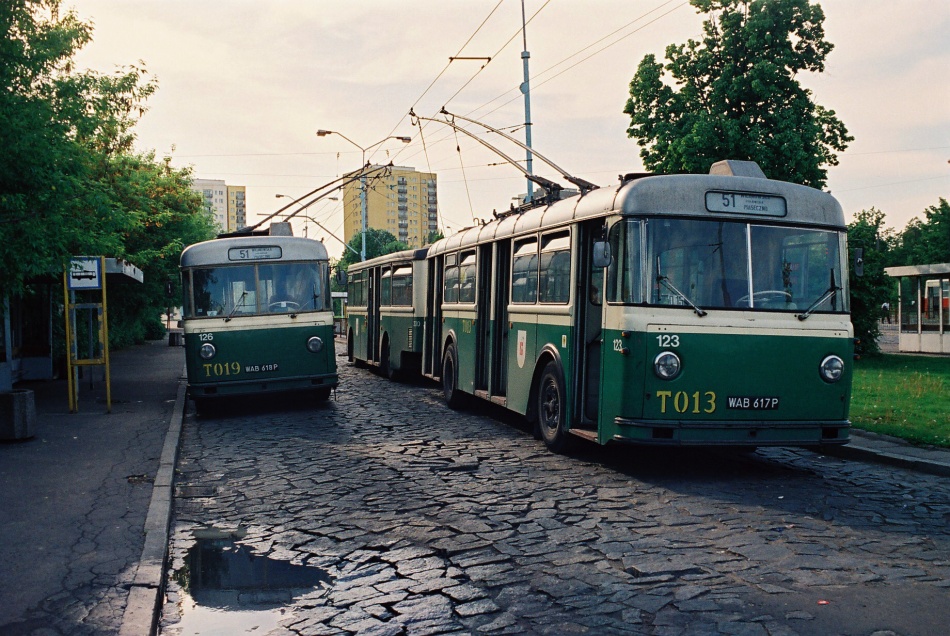 T019, T013+P003
Poprosiliśmy o użyczenie nam swoich zdjęć Maćka Turkowskiego. Oto kilka z nich.
Dziękujemy.

Foto: Maciej Turkowski.
Wszelkie prawa zastrzeżone.
Słowa kluczowe: Saurer4TIILM T019 T013 MoserAP04-80 P003 51 Wilanowska 1994