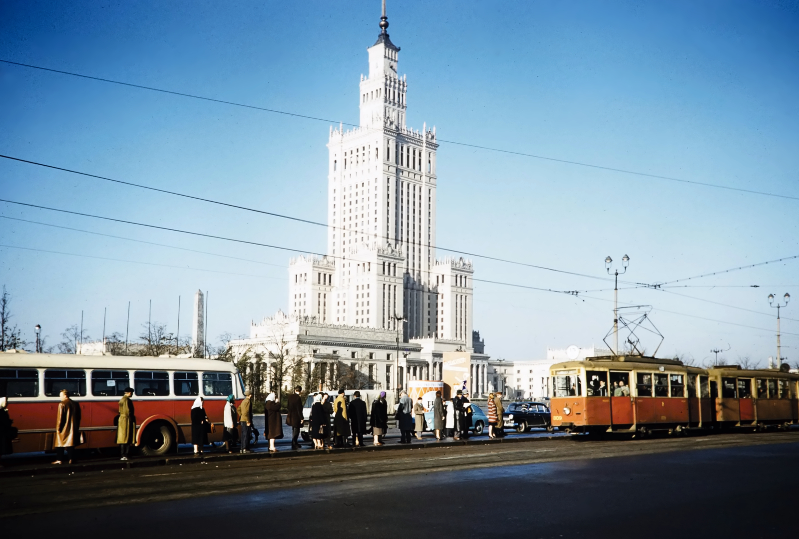 Skoda706RTO
Widać kolejną istotną różnicę pomiędzy Skodą o Jelczem: grubość słupków.

Foto: Mogens Torsleff.
Słowa kluczowe: Skoda706RTO MarszałkowskaAlejeJerozolimskie 1960