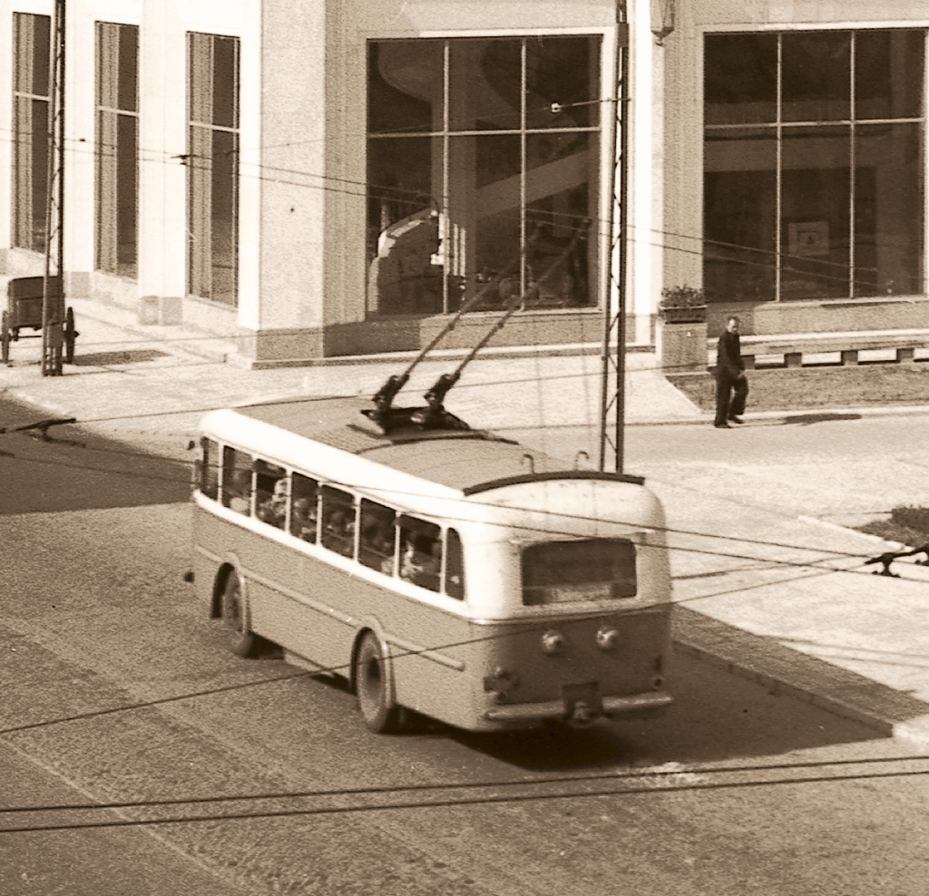 88
Na Kruczej.

Foto: Zbyszko Siemaszko.
Zdjęcie jest własnością NAC.
Wszelkie prawa zastrzeżone.

Słowa kluczowe: Skoda7TR 88 51 Krucza 1956