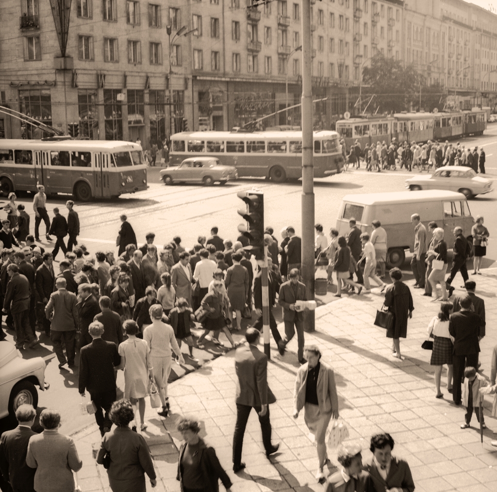 89, 156
Skoda 7TR lśni tuż po NG.
89: produkcja 1955, kasacja 1969.
156: produkcja 1962, kasacja 1971.

Foto: Grażyna Rutowska.
Zdjęcie jest własnością NAC.
Wszelkie prawa zastrzeżone.


Słowa kluczowe: Skoda7TR 89 53 Skoda9TR 156 KruczaAlejeJerozolimskie 1967