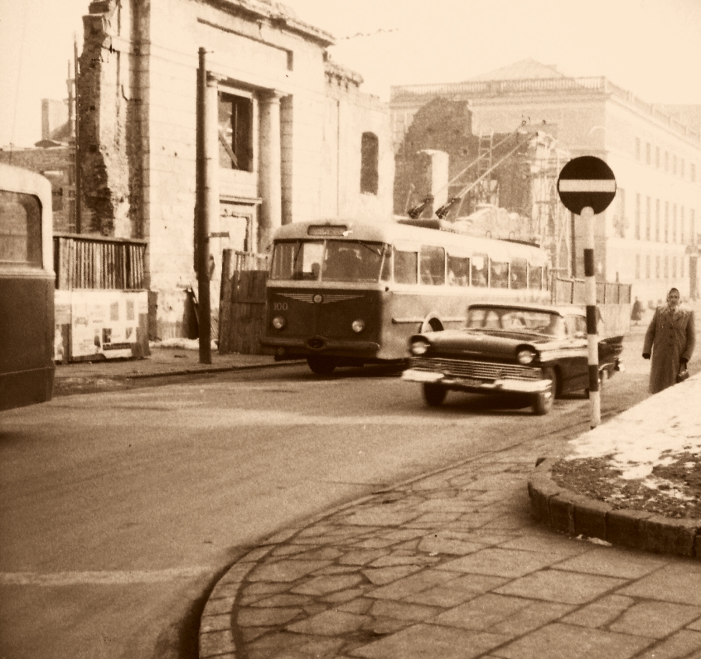 100
Pętla to, czy przystanek jedynie? Kto powie?
100: produkcja 1955, kasacja 1967.

Foto: Zbigniew Szczypka.
Zdjęcie jest własnością NAC.
Wszelkie prawa zastrzeżone.



Słowa kluczowe: Skoda8TR 100 56 KrakowskiePrzedmieście 1959