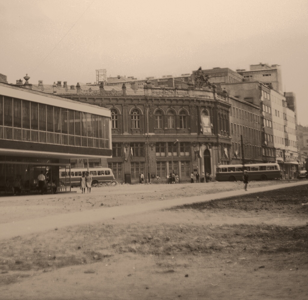 118
Dzisiaj zburzono to, co po lewej wówczas zbudowano...
118: produkcja 1959, kasacja 1971.

Foto: Lech Zielaskowski.
Zdjęcie jest własnością NAC.
Wszelkie prawa zastrzeżone.

Słowa kluczowe: Skoda8TR 118 PrzeskokZgoda 1965